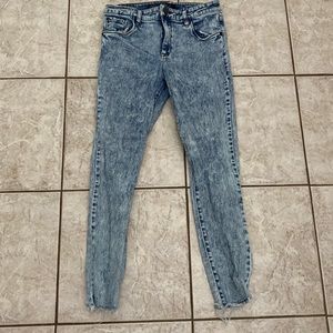 Light acid wash crop jeans